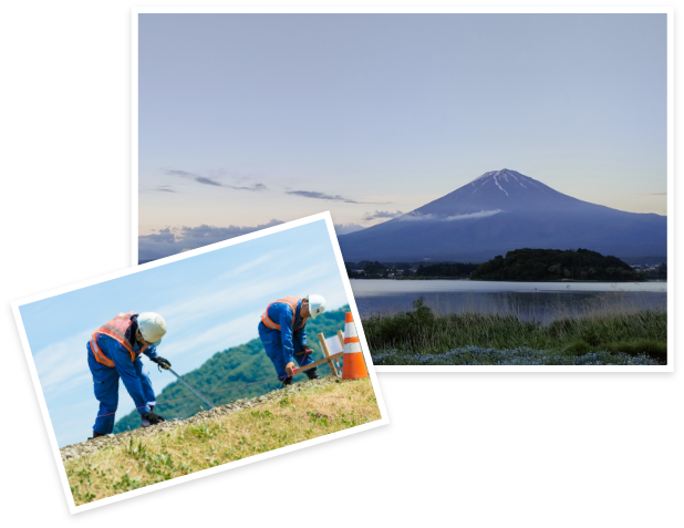 富士山と仕事をしている二人の男性の画像